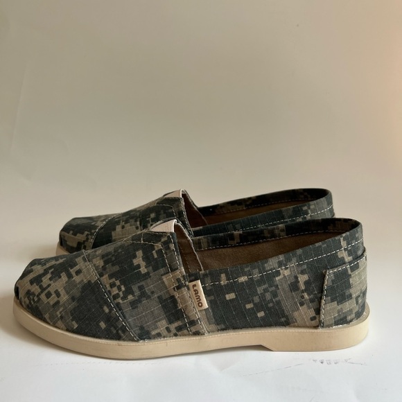 Lamo Women’s camo colored slip on canvas shoes NWOB size 7 - Picture 2 of 11